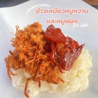 บ้านหมู ข้าวเหนียวห่อหมูสามรส ตลาดรถไฟ