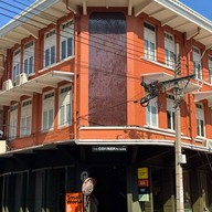 หน้าร้าน Sarnies & Friends ตลาดน้อยทรงวาด