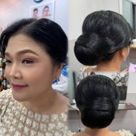 Yui Signature Hair (ยุ้ยซาลอน พุทธมณฑล สาย2) ร้านทำพุทธมณฑลสาย2 ออกเเบบทรงผมชายหญิง ทำสีผม ไฮไลท์ บารายาจ ยืดผม ดัดลอน ดัดวอลลุ่ม แก้ผมพัง ซ่อมผมเสีย บำรุงผม ทำเล็บ ต่อขนตา และสปา นวดหน้า นวดอโรม่า ครบวงจร จังหวัดกรุงเทพฯ พุทธมณฑล สาย2
