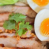 ร้านข้าวหมู หมู (ตรงข้ามศาลเจ้าพ่อกวนอู)