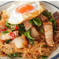 เส้นกระเพรา by (ครัวจารณ์หนุ่ม)