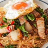 เส้นกระเพรา by (ครัวจารณ์หนุ่ม)