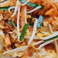 ผัดไทยและกะเพราพริกแห้งบ้านเฮียบอส