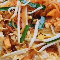ผัดไทยและกะเพราพริกแห้งบ้านเฮียบอส
