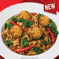 [NEW] เตี๋ยวกะเพราป่าเถื่อน ลูกชิ้นกุ้งทอด+ไก่สับ (ผัดคลุก)