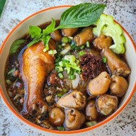 ก๋วยเตี๋ยวไก่มะระแม่น้องเนย หน้าโรงแรมไนน์ริเวอร์บ้านโป่ง