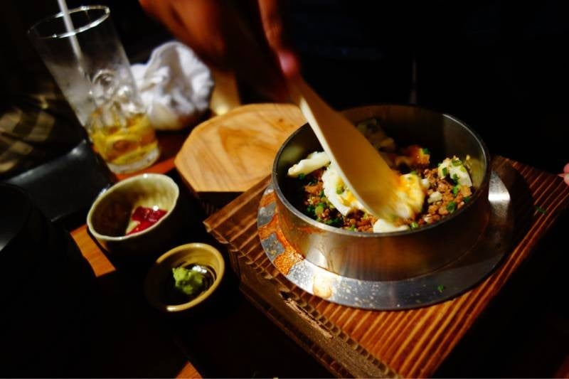 ข้าวผัดไก่สับ ราดด้วยน้ำชา เพิ่มความหอมและกลมกล่อม