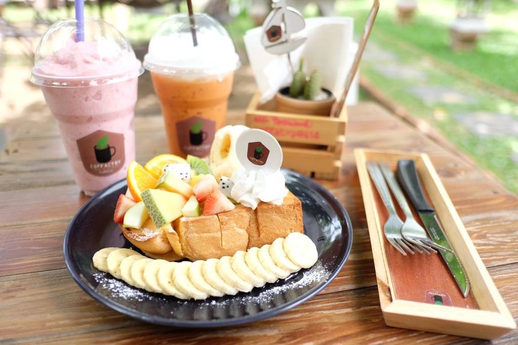 mix fruits toast, strawberry smoothie, thai tea