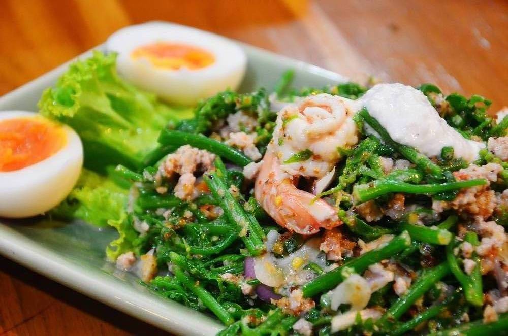 ยำผักกูดรสชาติครบรส เปรี้ยวหวานเค็ม มีไข่ต้มยางมะตูมวางเคียงมาด้วย 120 บาท