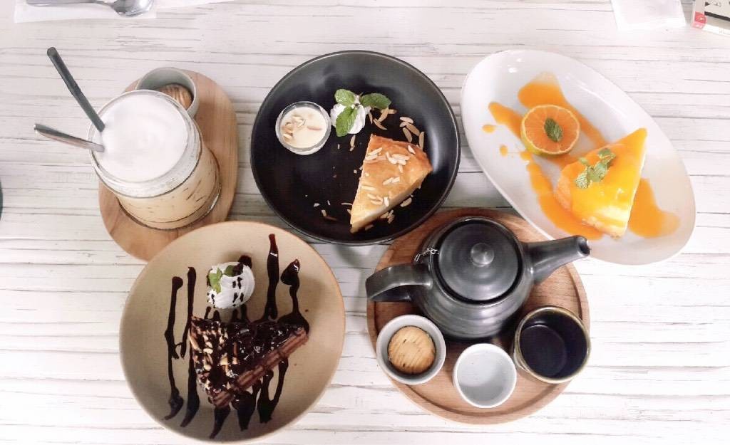 คาปูชิโน่เย็น -- ทาร์ตมะพร้าวอ่อน -- เค้กส้ม -- ช็อคโกแลตเค้ก -- ชาอู่หลง