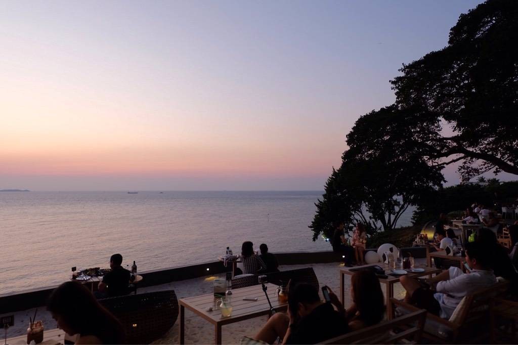 บรรยากาศยามเย็นหลังพระอาทิตย์ตกดิน