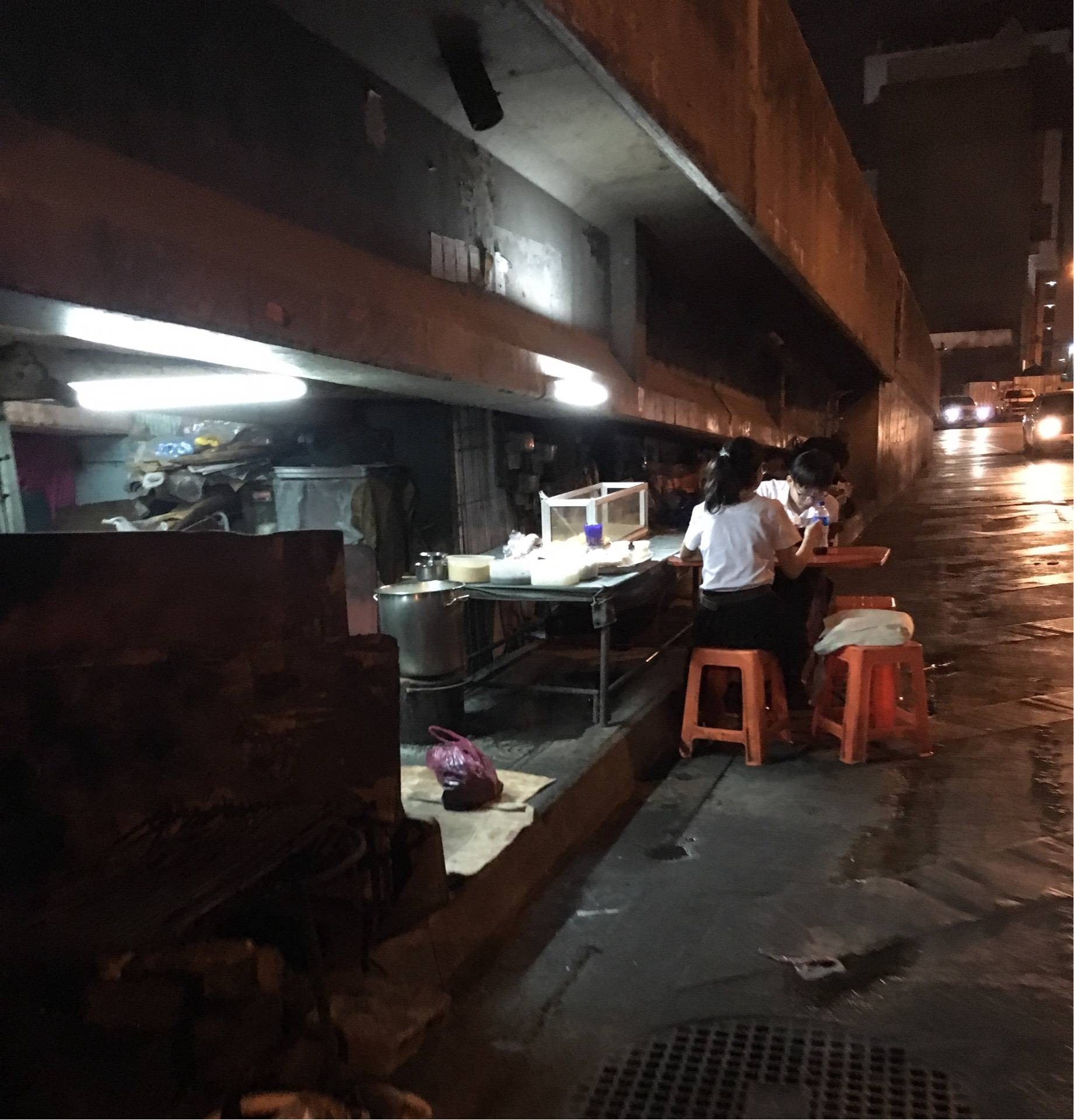 เปิดใต้สะพานดึกๆ