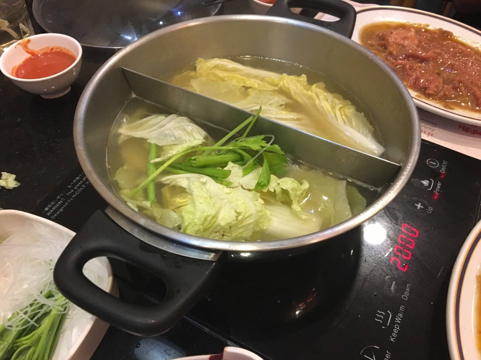 หม้อต้มสุกี้ มีแบบแบ่งครึ่ง หรือไม่แบ่งก็มี ของเราแม่ไม่กินเนื้อเลยเอาหม้อแบ่ง