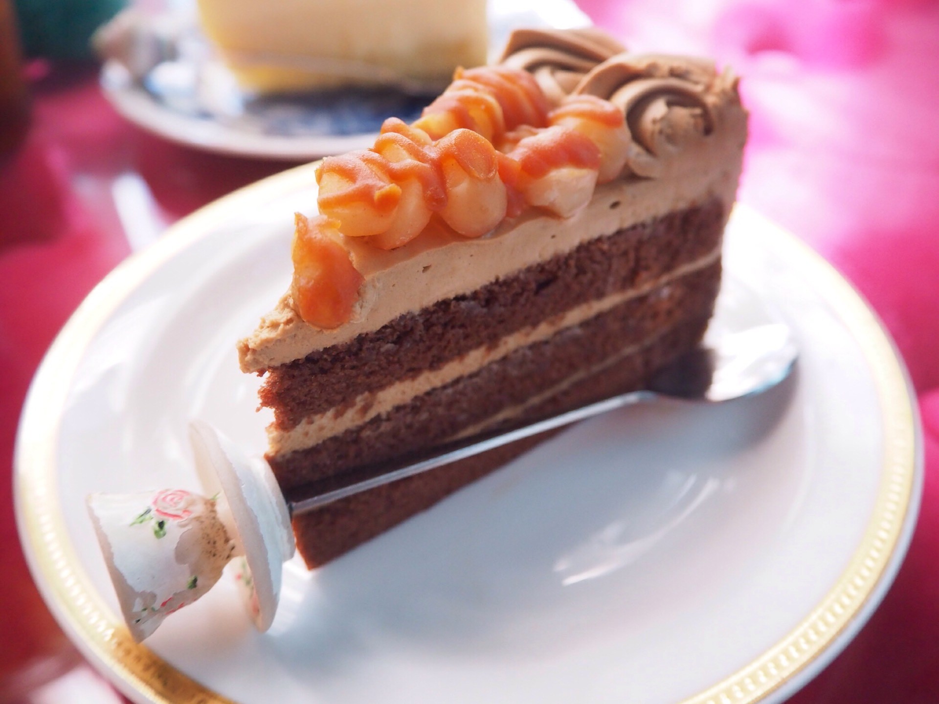 เค้กรสออกขมๆปลายลิ้น คาราเมลไม่หวาน มีกลิ่นกาแฟนิดๆ อร่อยชอบ