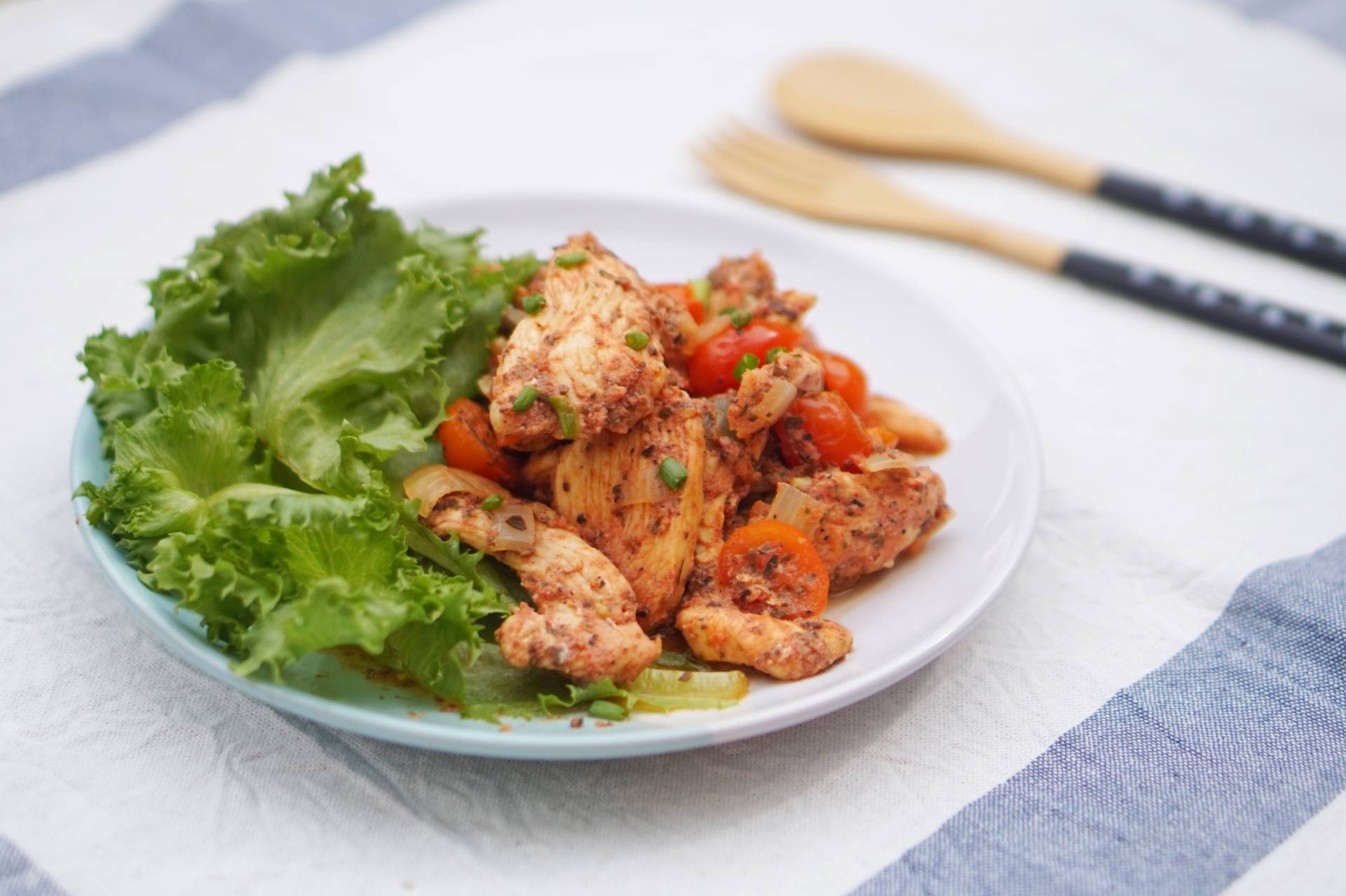 หน้าใสอมชมพูไปกับอกไก่ผัดมะเขือเทศ 