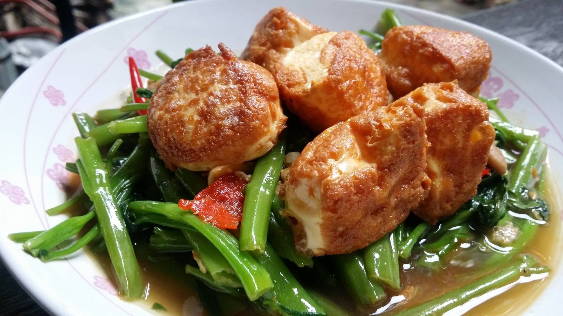 ผัดผักบุ้งเต้าหู้ไข่ทอดกรอบ