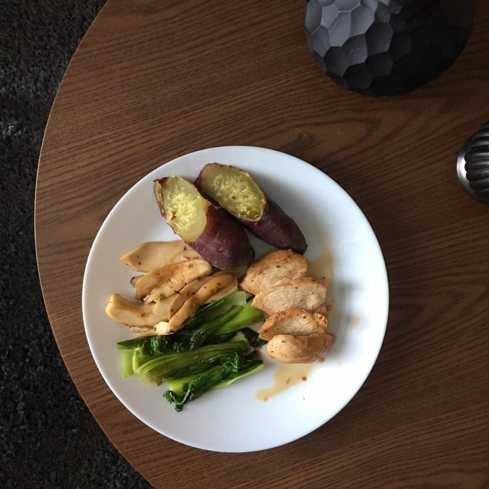 อาหารเที่ยงคลีนๆ กับอกไก่เห็ดออรินจิย่าง ทานพร้อมมันเทศและผักต้ม