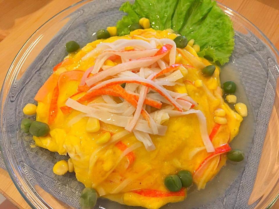 ข้าวหน้าไข่เจียวปูอัดราดซอสน้ำแดง