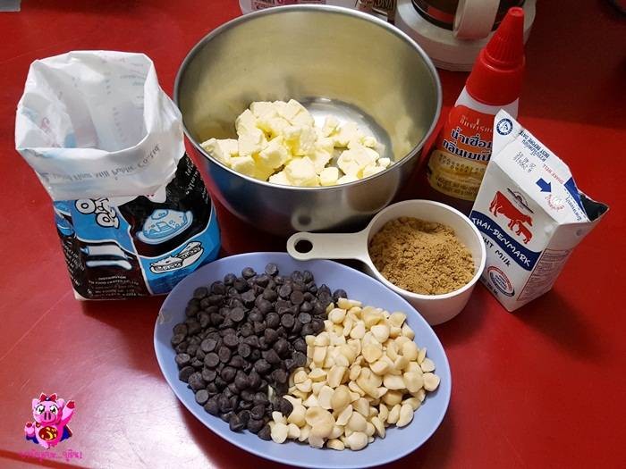 Maccadamia Chocolate Chip Cookies