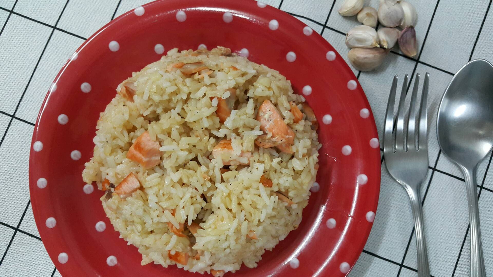 ข้าวผัดกระเทียมปลาแซลม่อน