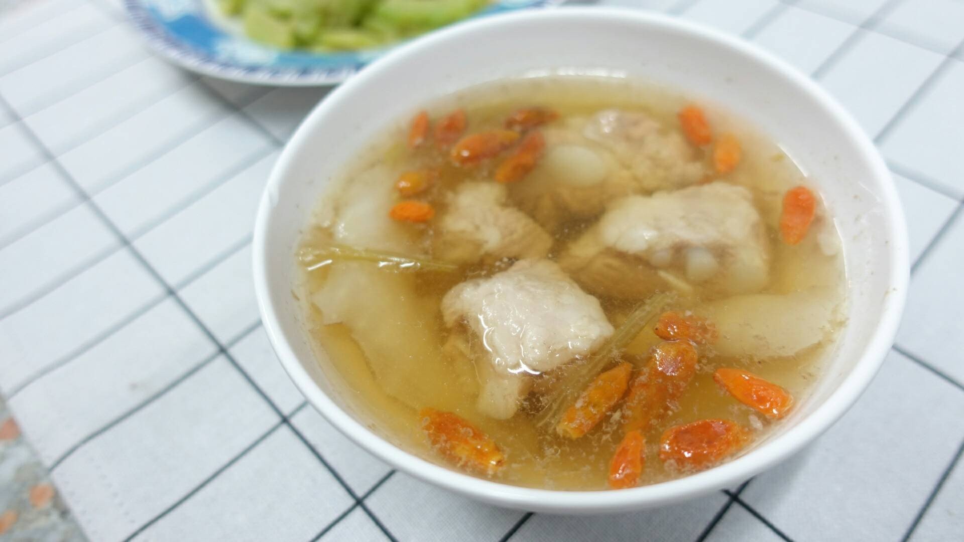 กระดูกหมูอ่อนตุ๋นยาจีน