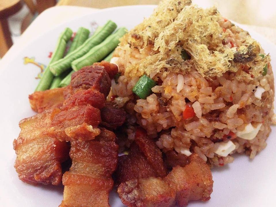ข้าวผัดน้ำพริกลงเรือสูตรโบราณแกล้มหมูกรอบทอดน้ำปลา
