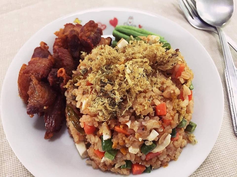 ข้าวผัดน้ำพริกลงเรือสูตรโบราณแกล้มหมูกรอบทอดน้ำปลา
