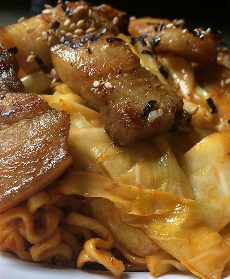 ผัดมาม่าซัมยัง ฮ็อตชิคเค่น ราเม็ง