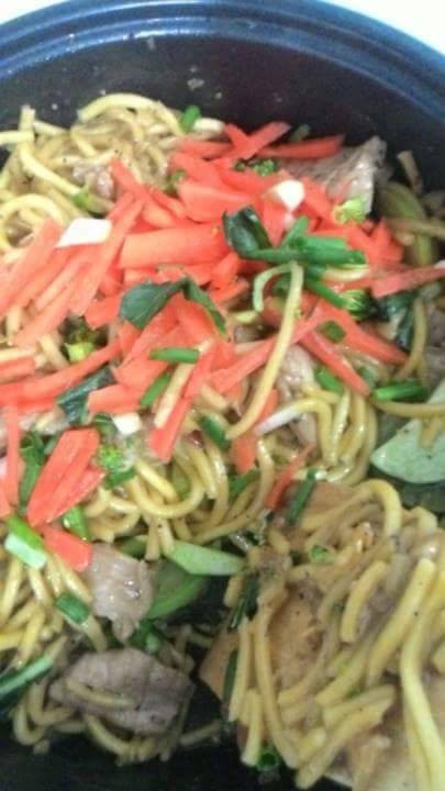 ยากิโซบะหมูเนื้อแดงพริกไทดำ