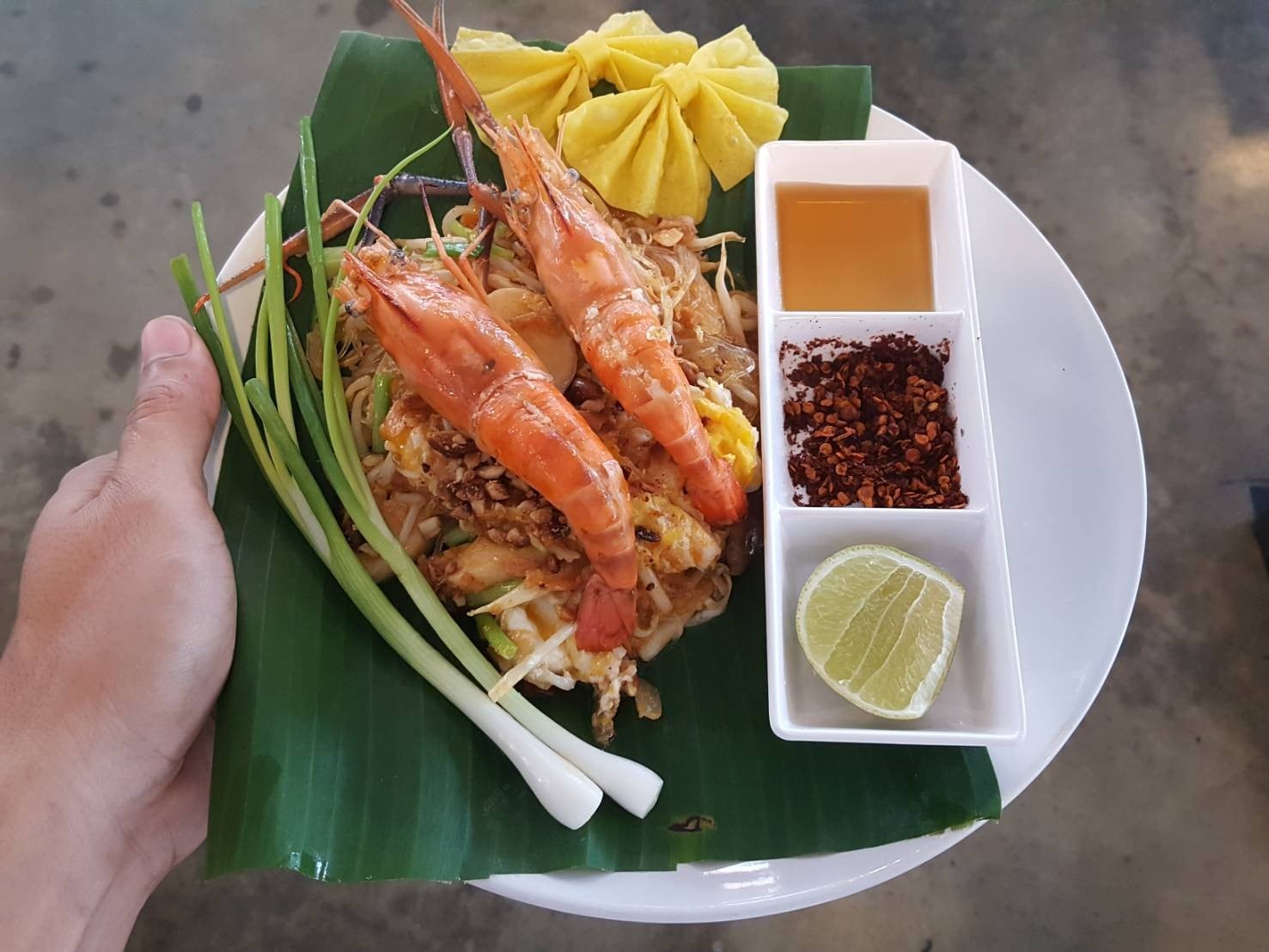 ผัดไทยเห็ดรวมกุ้งแม่น้ำ