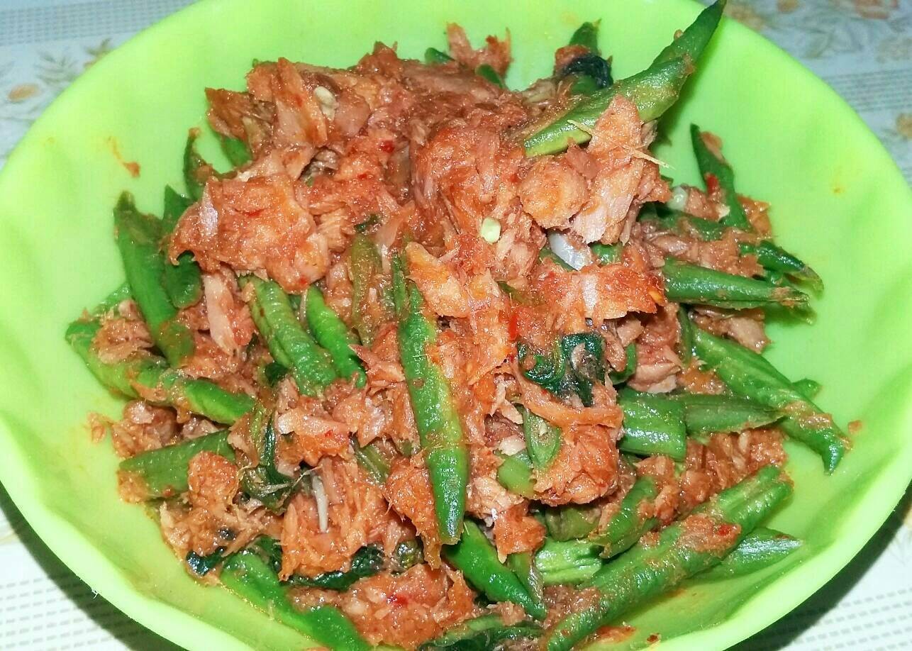 ทูน่าผัดพริกแกง