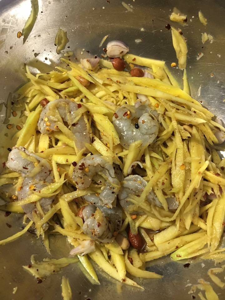 ยำมะม่วงกุ้งสด
