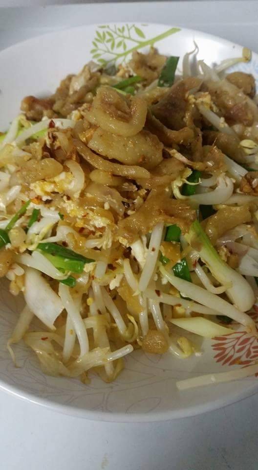 ผัดไทยเส้นจันท์โรยกากหมู
