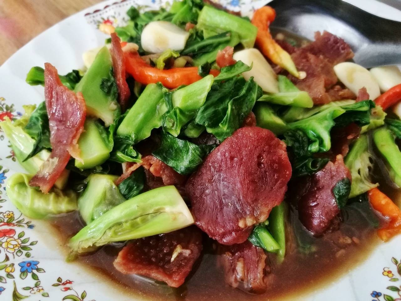 ผักแขนงผัดน้ำมันหอยกับหมูแดดเดียว 