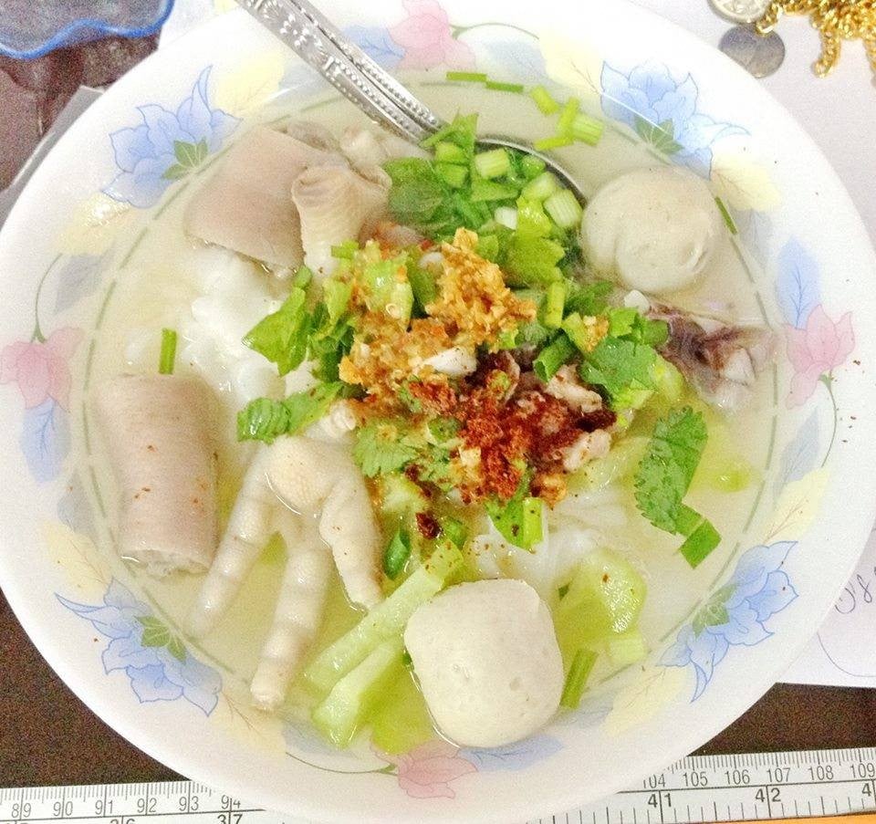 ก๋วยเตี๋ยวน้ำมะระ ลูกชิ้นปลา หางหมู ตีนไก่