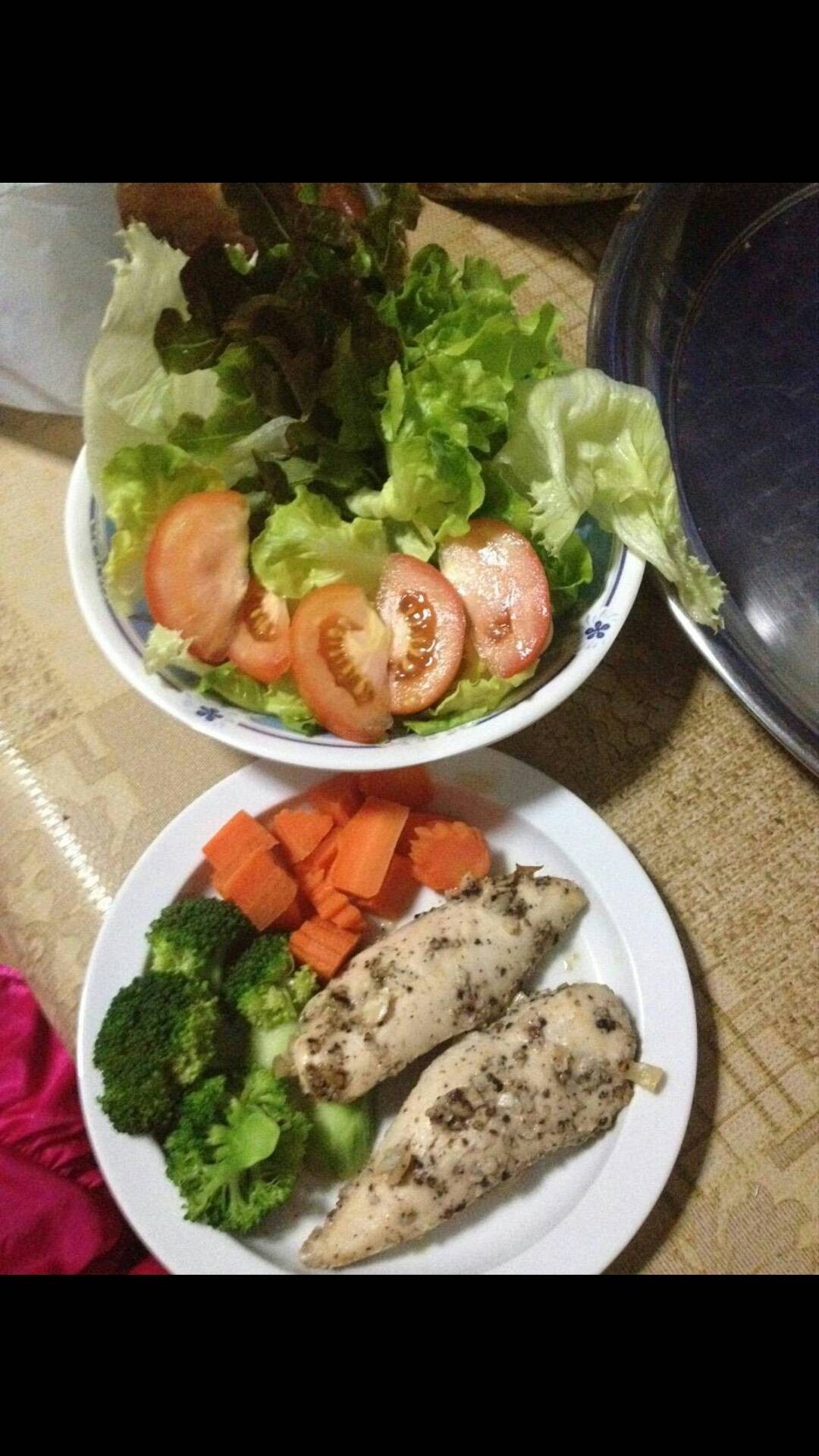 สลัดผักกับอกไก่ต้ม