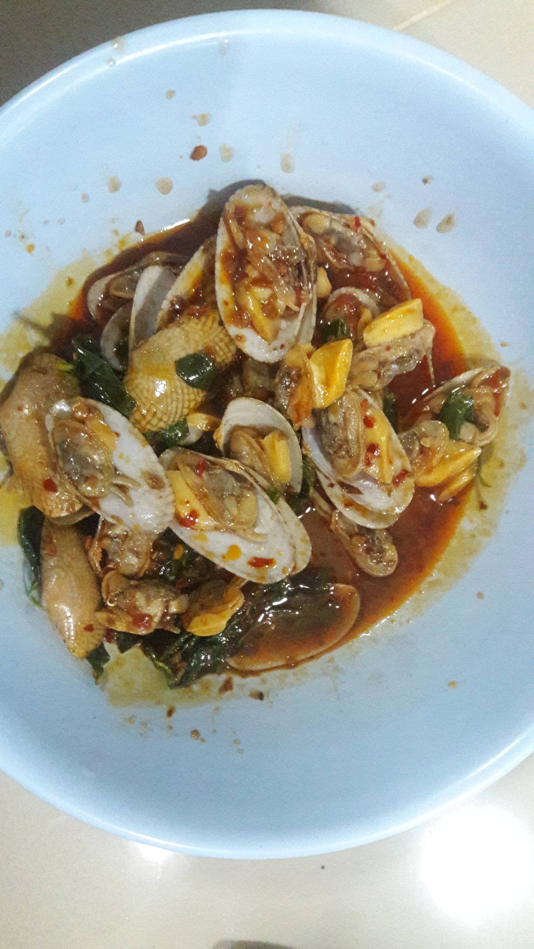 ผัดหอยลายน้ำพริกเผาร้อนฉ่า