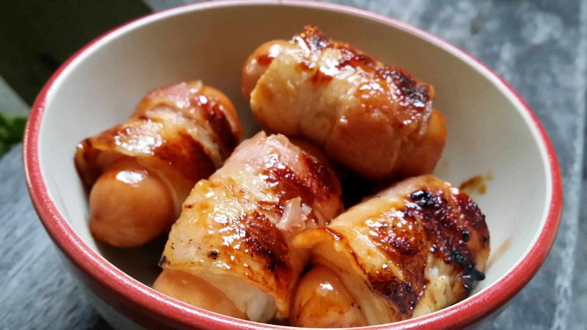 ไส้กรอกพันเบคอนมิ๊กซ์ซอส