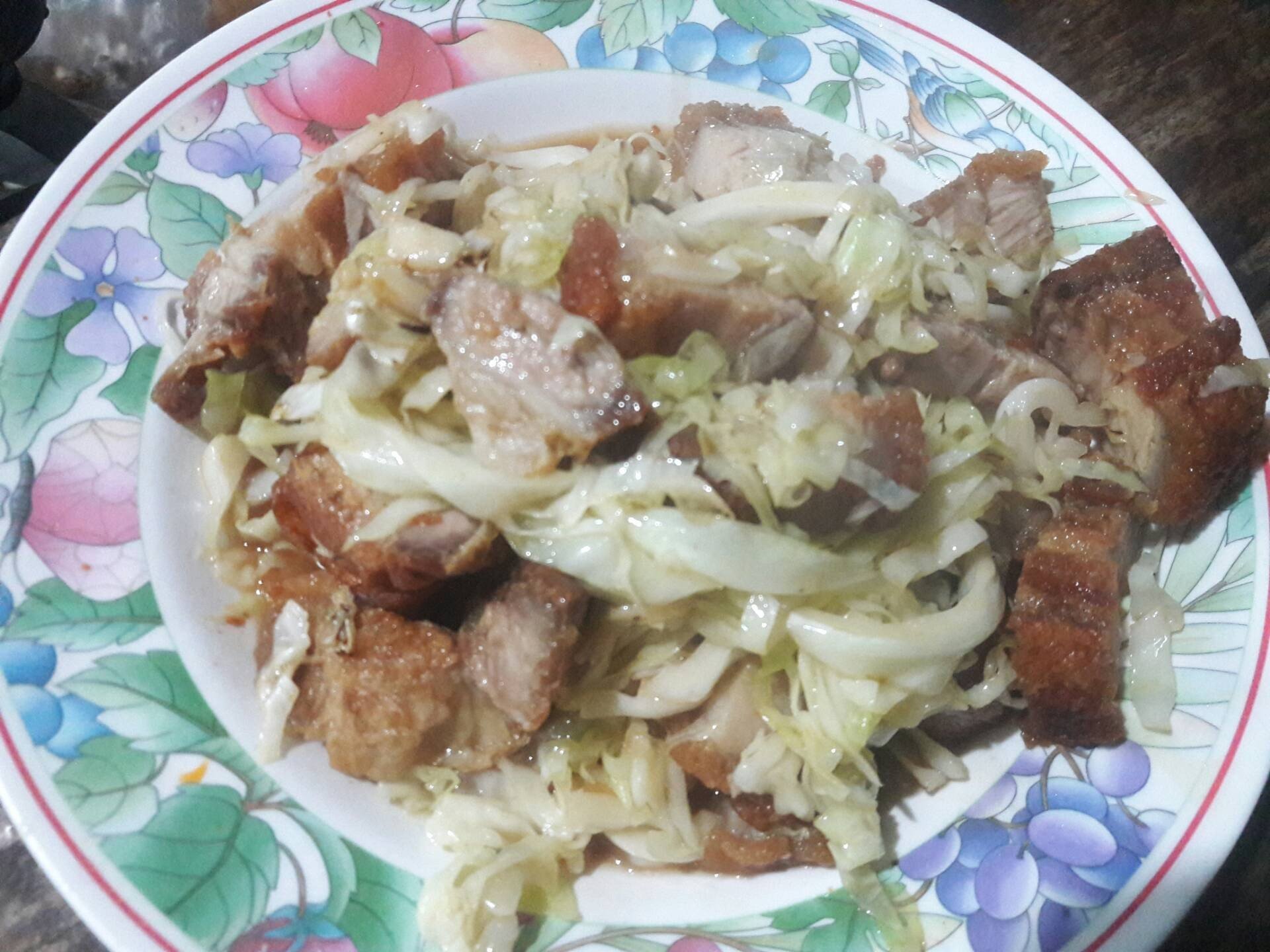ผัดกะหล่ำปลีหมูกรอบ