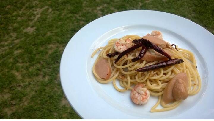 สปาเก็ตตี้ผัดพริกแห้งกุ้งไส้กรอก