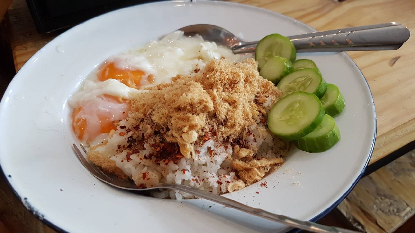 ข้าวคลุกน้ำพริกนรกปลากย่างหมูหยองกับไข่ออนเซ็นต์