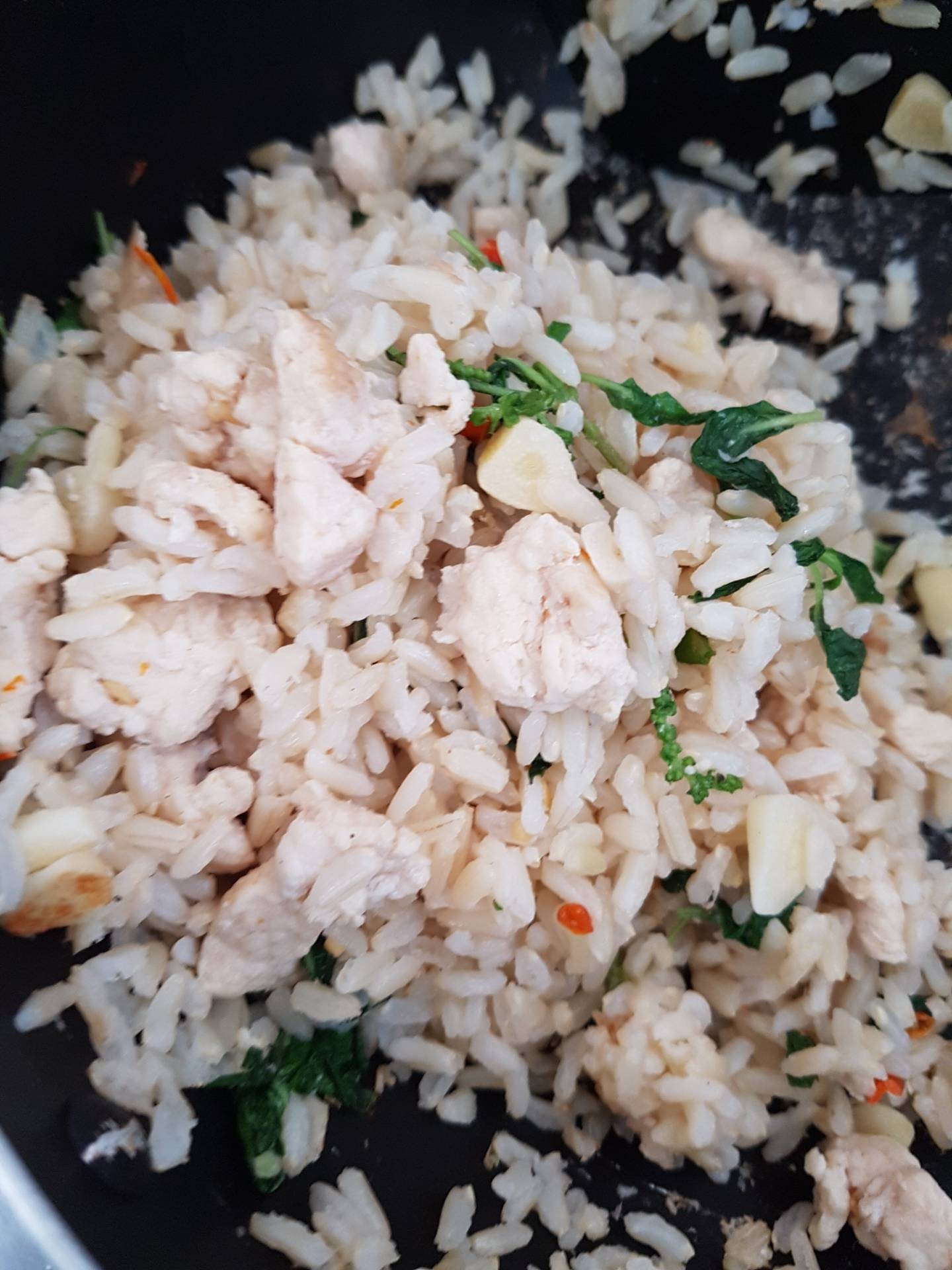 กระเพราอกไก่คลุกข้าวกล้อง