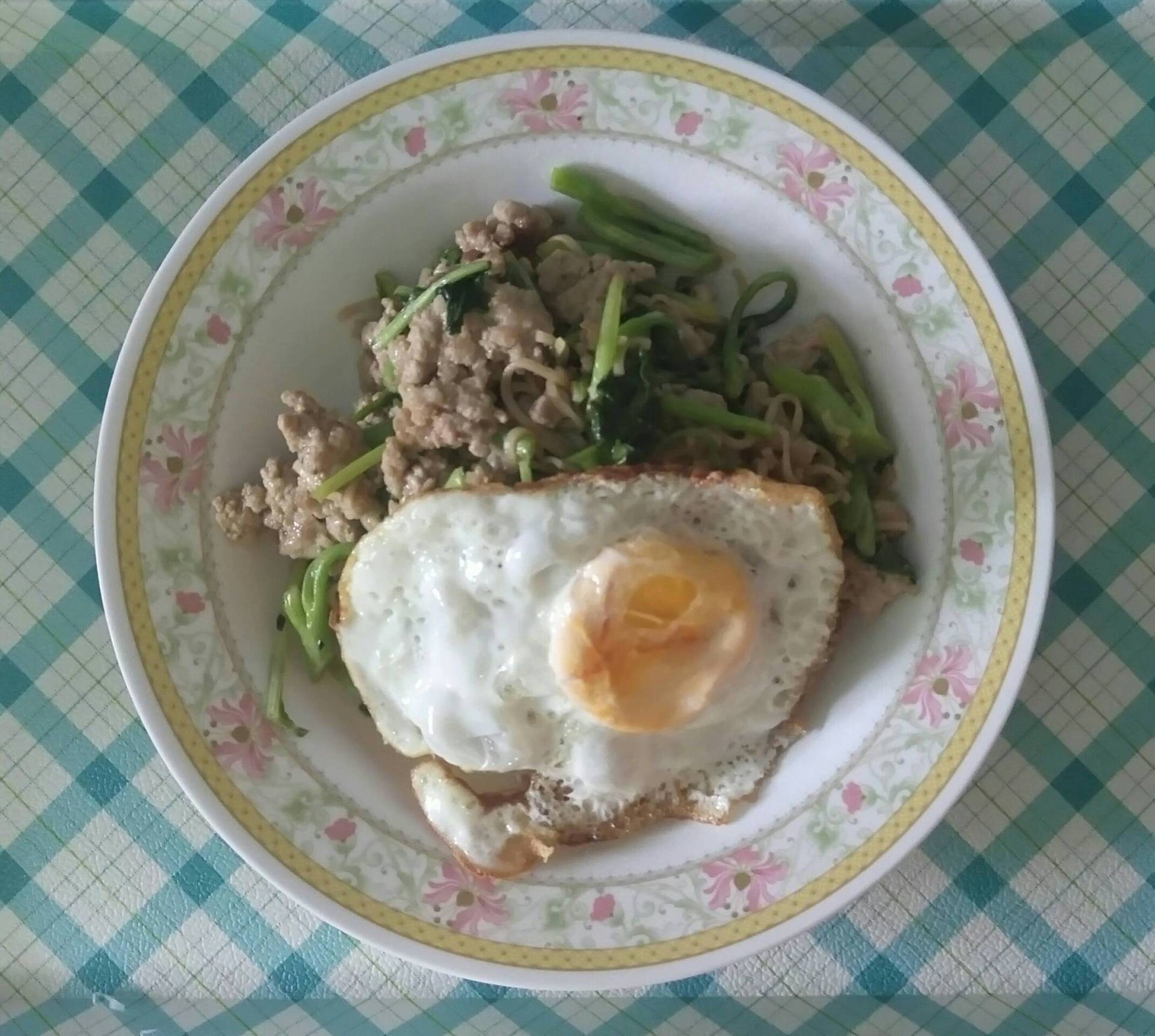 บะหมี่กึ่งสำเร็จรูปผัดคะน้าหมูสับน้ำมันหอย