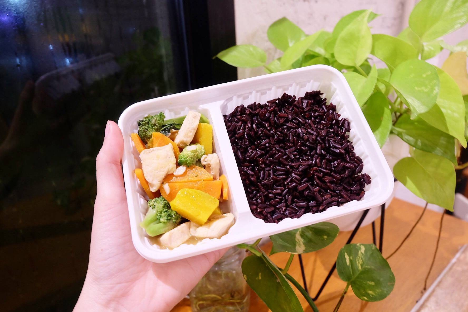 อกไก่ผัดผักสามสีคลีน