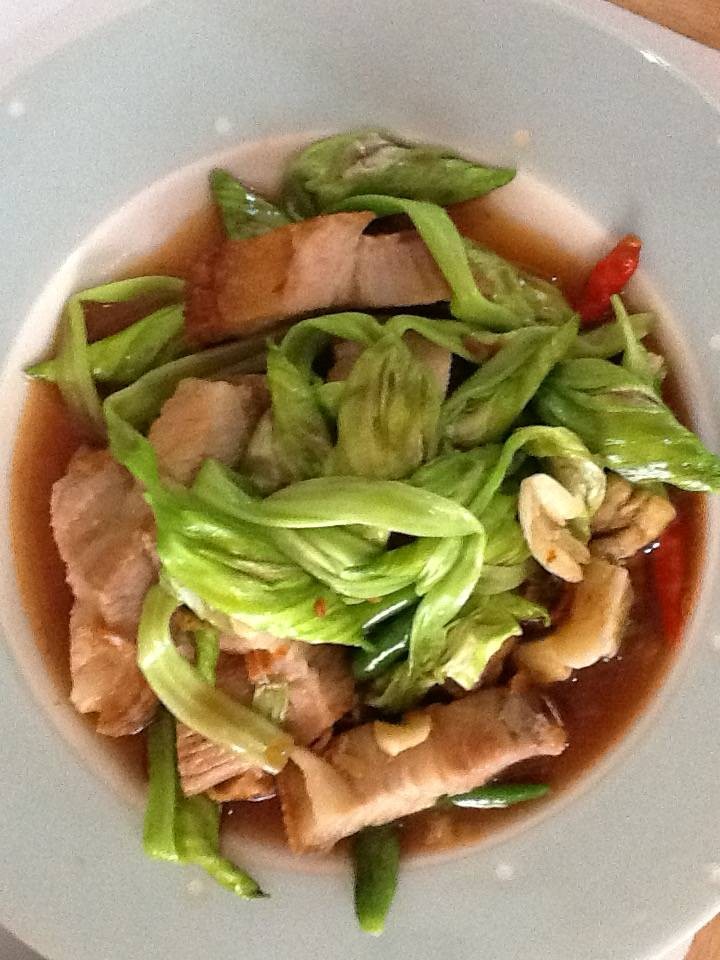 ผัดดอกชมจันทร์หมูกรอบ