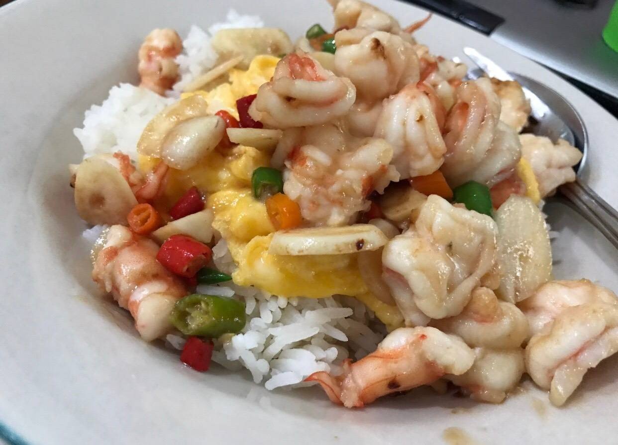 กุ้งทะลัก!ผัดพริกขี้หนู ราดบนข้าวหน้าไข่หอมๆ