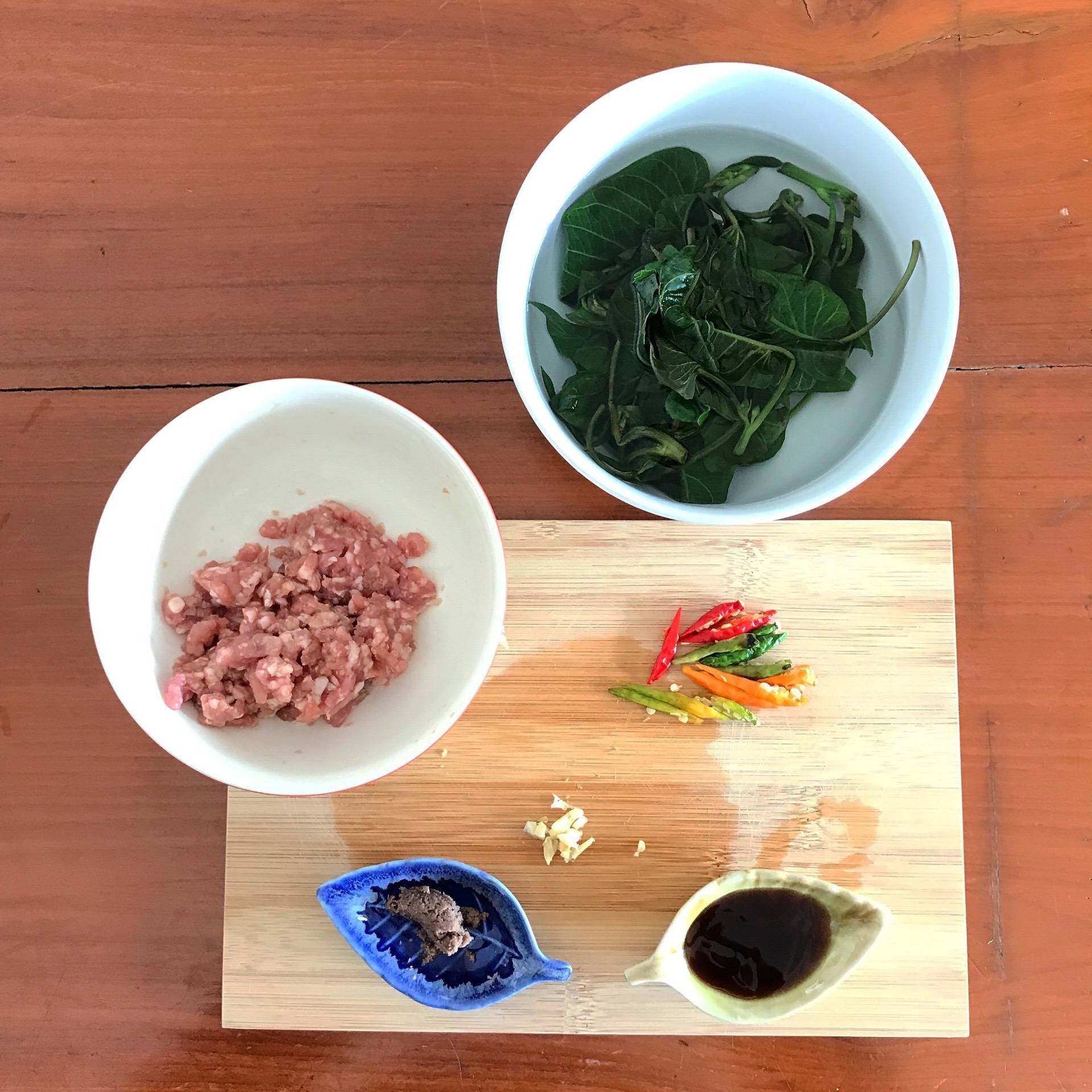 ผัดผักบุ้งกะปิหมูสับ