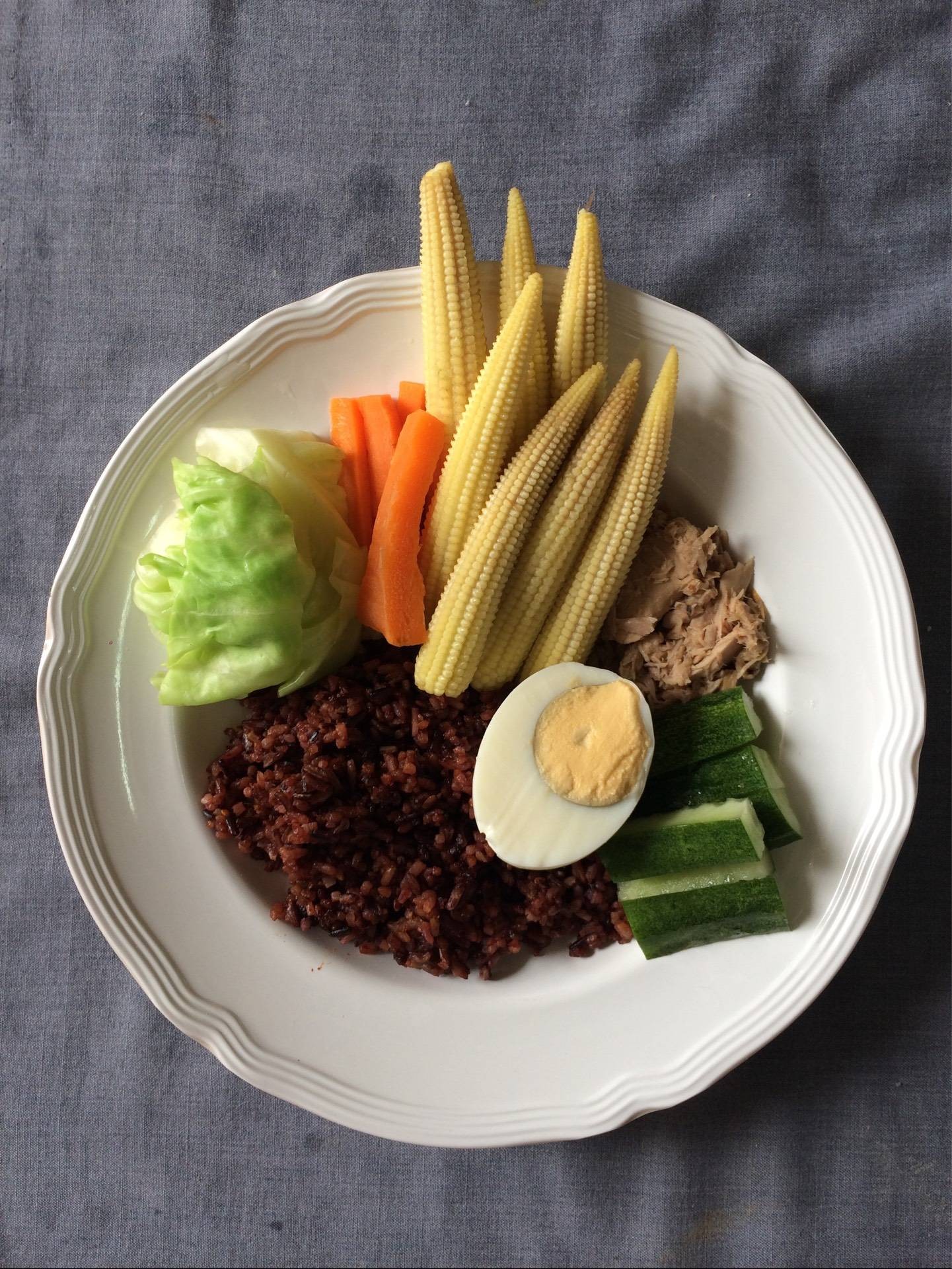 ข้าวคลุกน้ำพริกตาแดงกับทูน่า