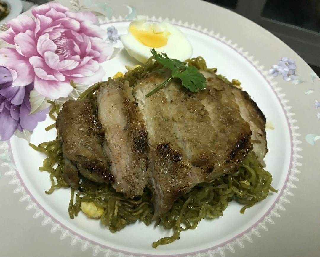 ผัดหมี่หยกกับหมูย่าง