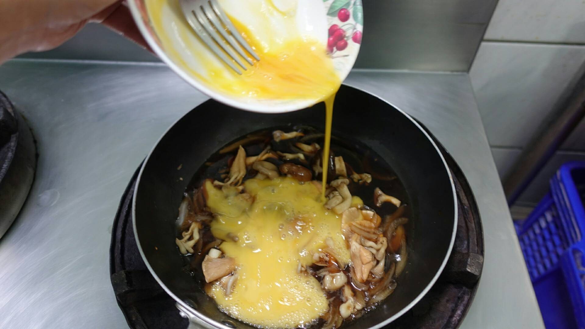 ข้าวหน้าไข่กับเห็ด